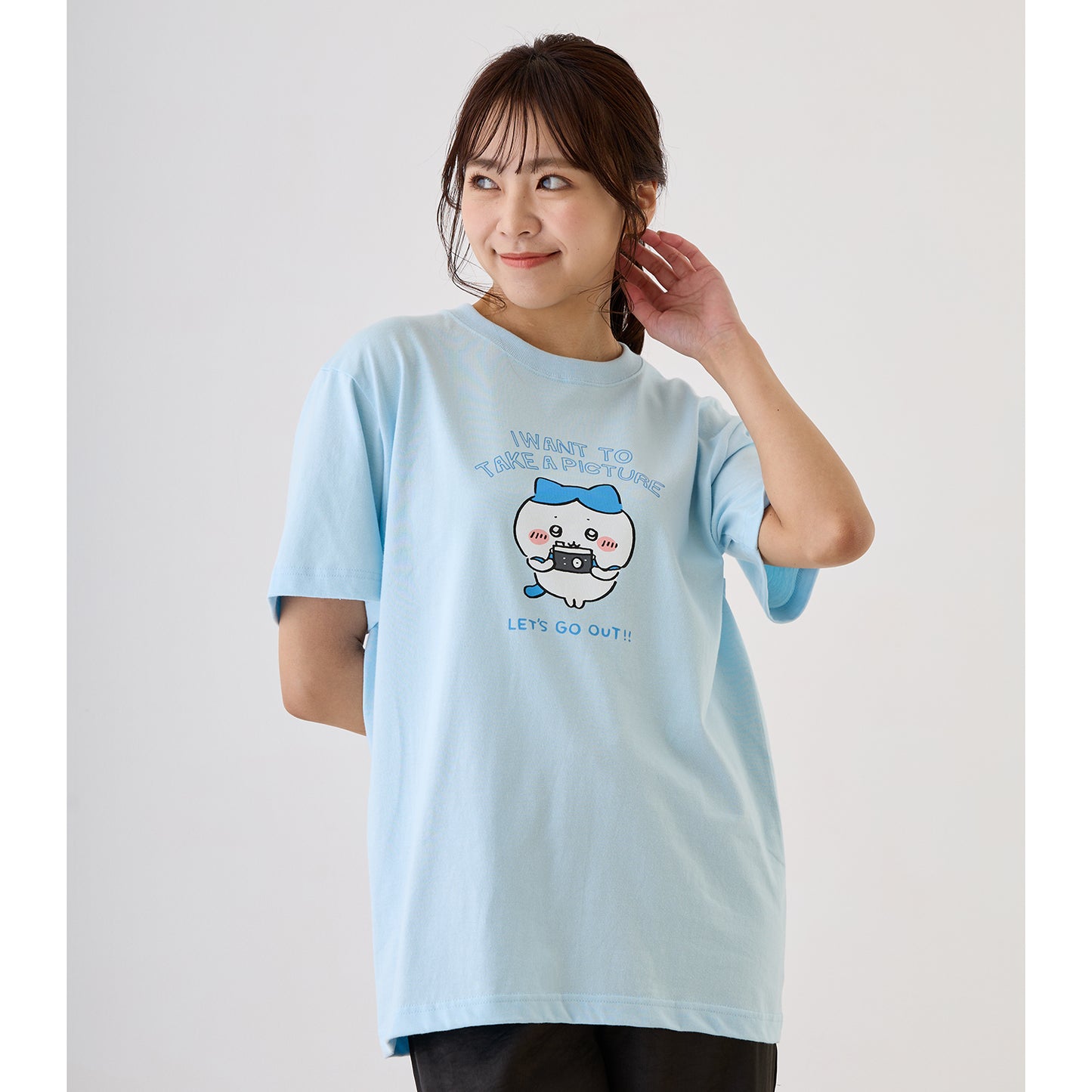 Chiikawa Excited to Go Out! T-Shirt (Hachiware and Camera Light Blue)
