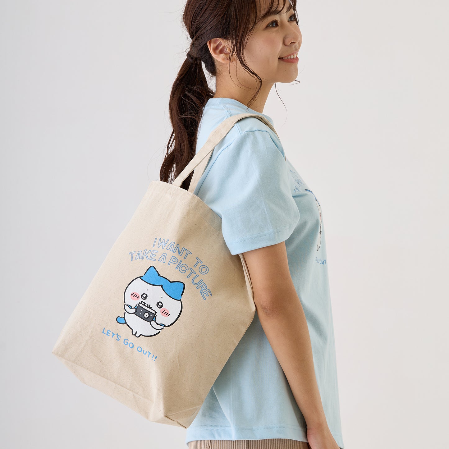 Chiikawa Excited to Go Out! Tote Bag (Hachiware and Camera Natural)