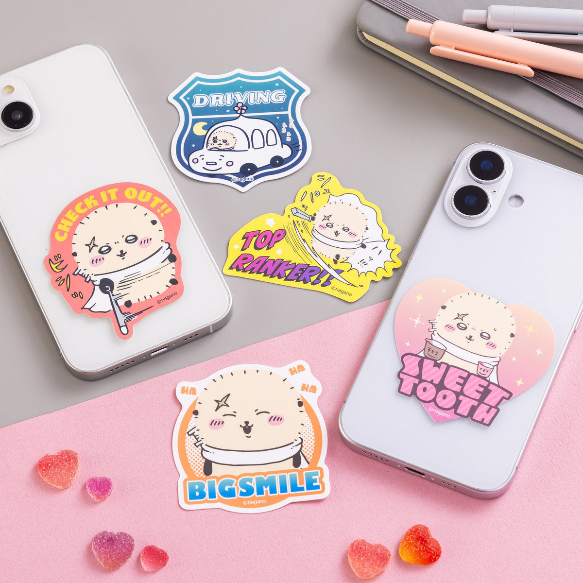 ちいかわ ラッコのスマホに貼れるサイズのステッカー(BIGSMILE)