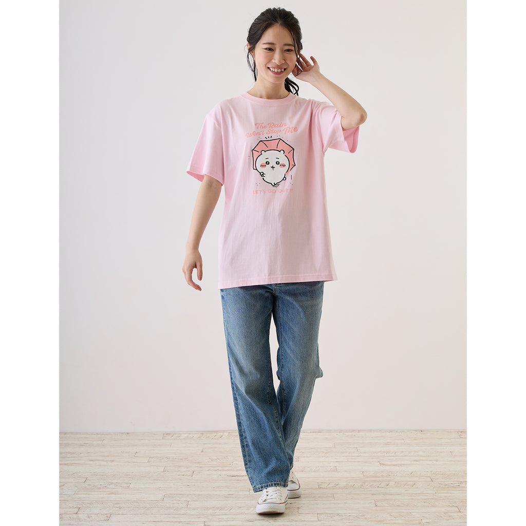 ちいかわ お出かけ楽しみ！な Tシャツ ちいかわと傘 ライトピンク