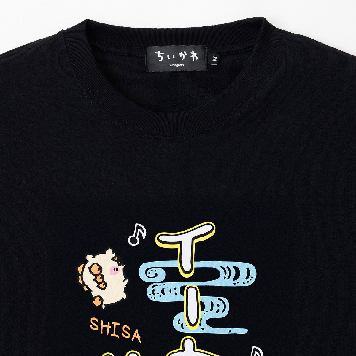 Chiikawa Shisa’s Souvenir Shop T-shirt Iiyasasaa (Black)