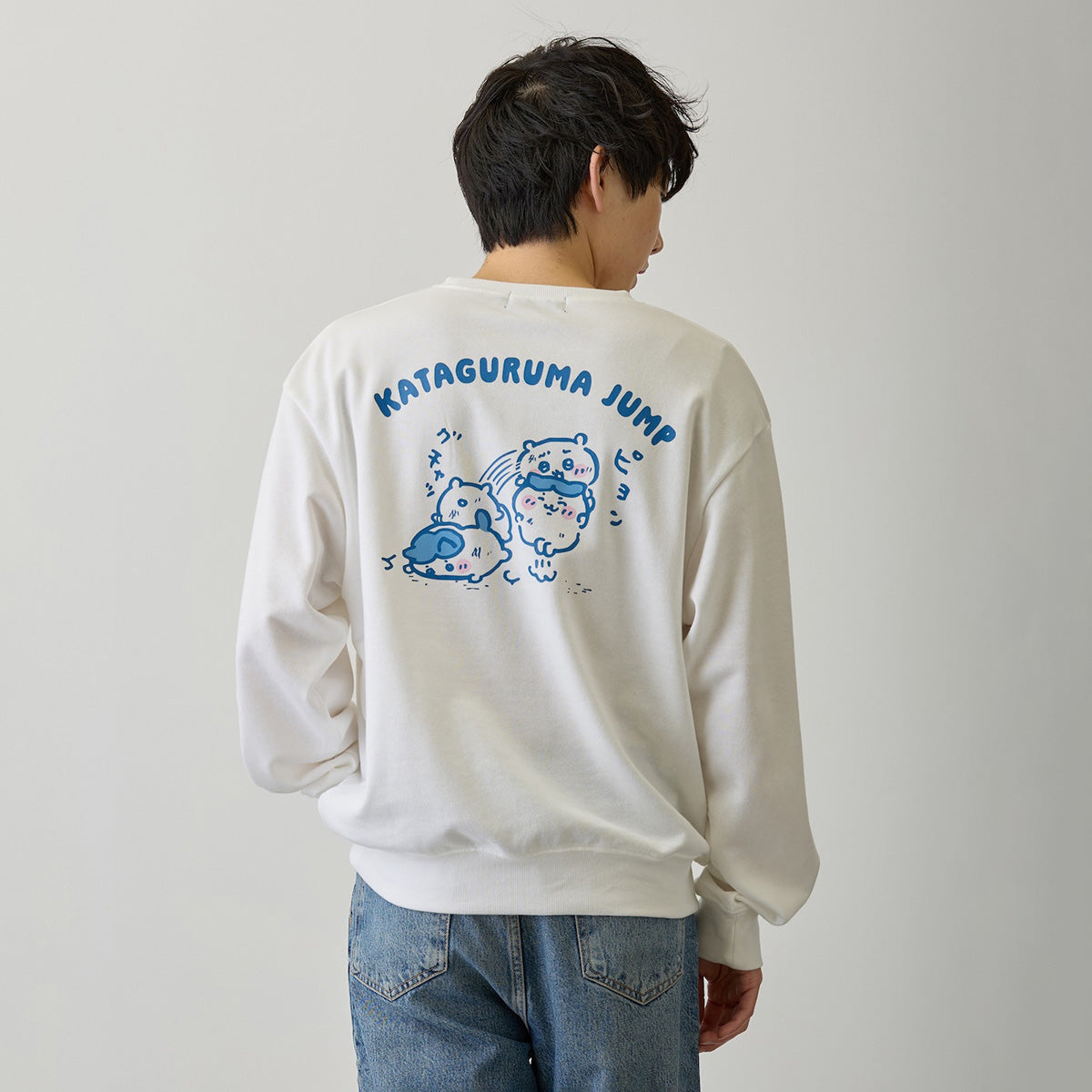 Chiikawa Sweatshirt "Piggyback Jump" White