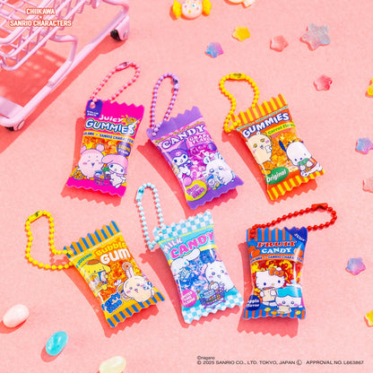 吉伊卡哇 × 三丽鸥角色 超市沙沙声零食钥匙扣 (狮萨与帕恰狗)