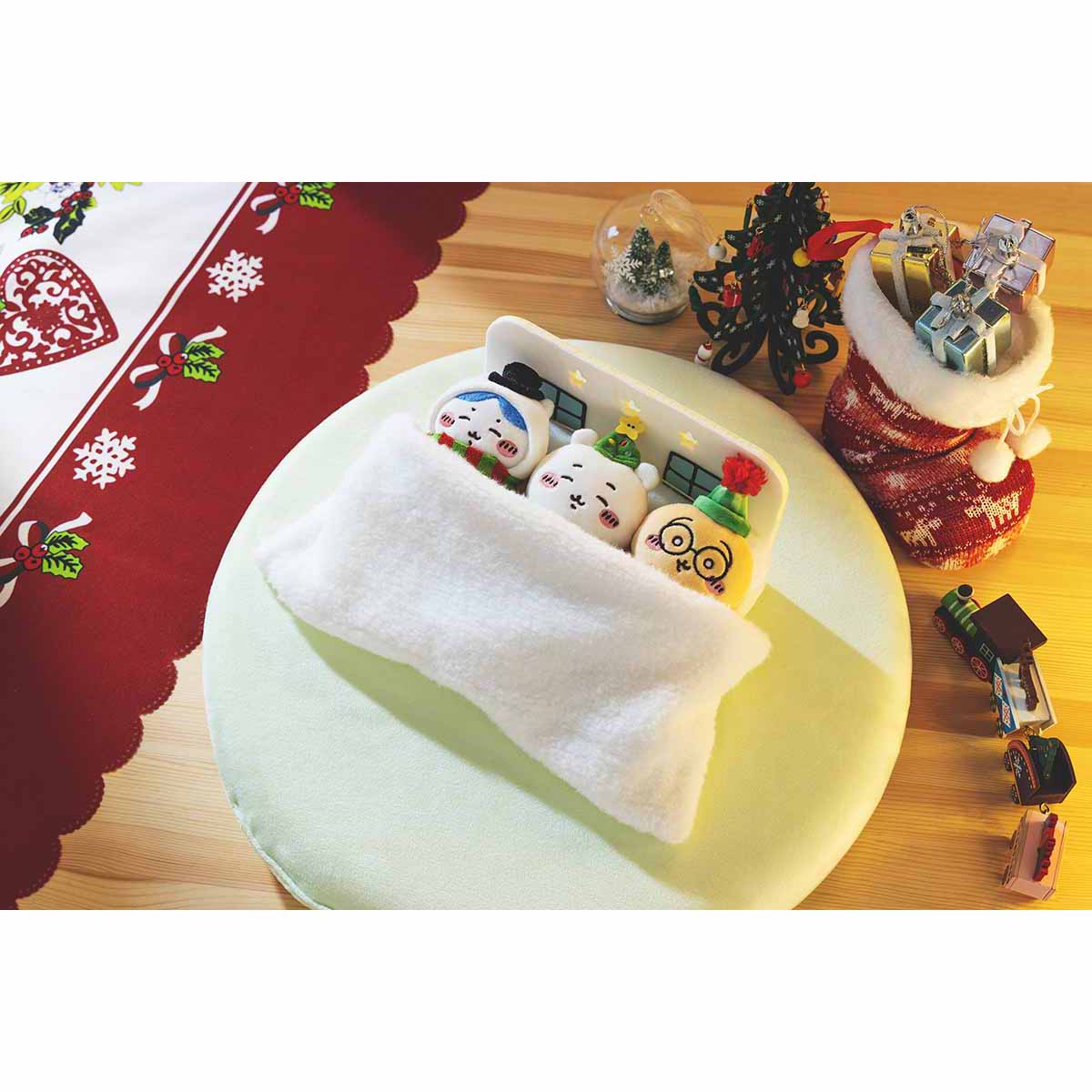[Pre-order] Chiikawa Happy Holiday Sleepy Bed and Connected Mascot Set (Scheduled for shipment from late April 2024, no cancellations if delayed, cannot be purchased with regular products or with delivery date requests, not eligible for promotions)