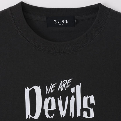 치이카와 천사 & 악마 티셔츠 (WE ARE DEVILS 차콜)